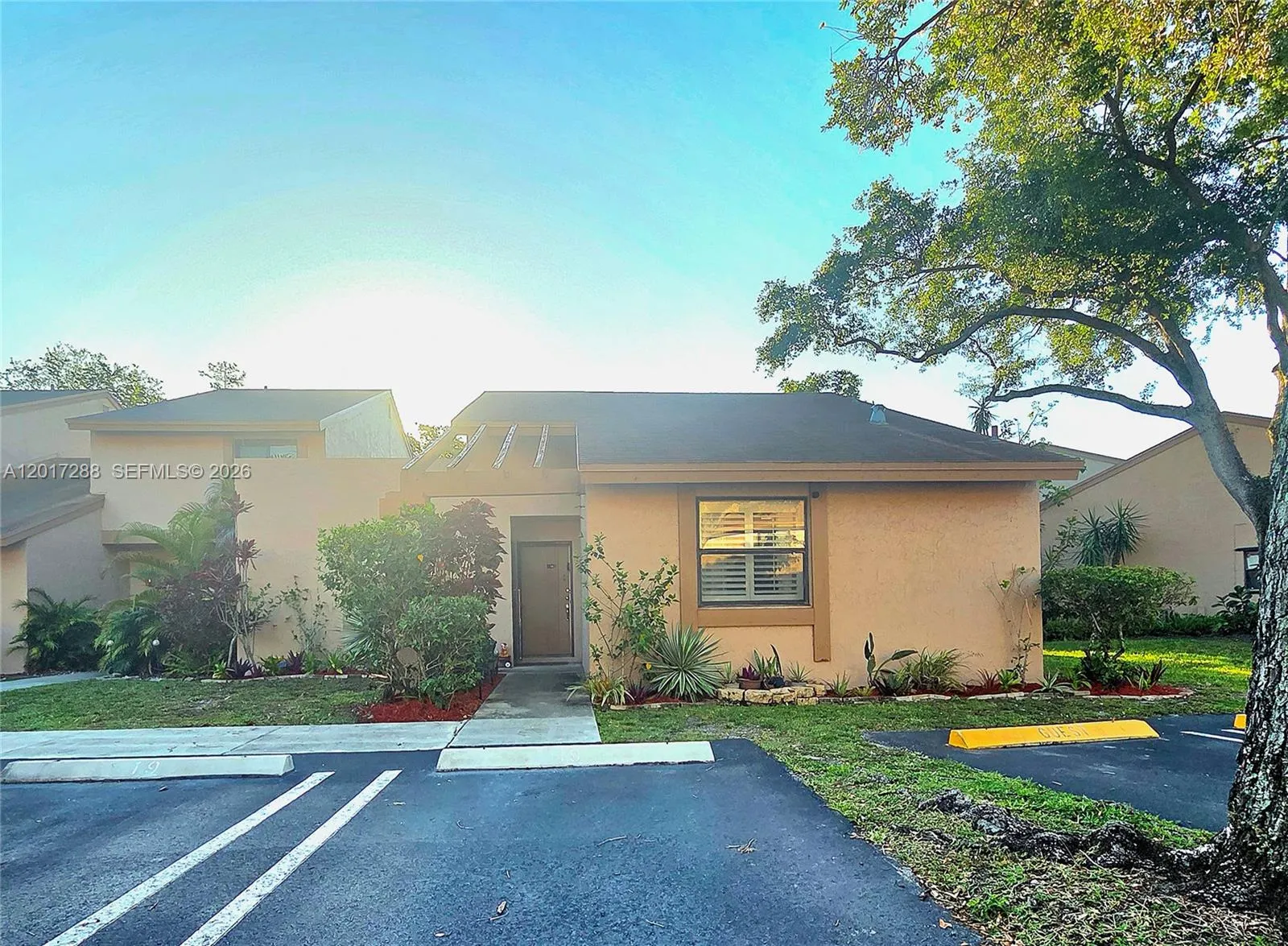 Foto de propiedad en 19 Chestnut Circle, Cooper City, FL 33026 Cooper City con MLS# 