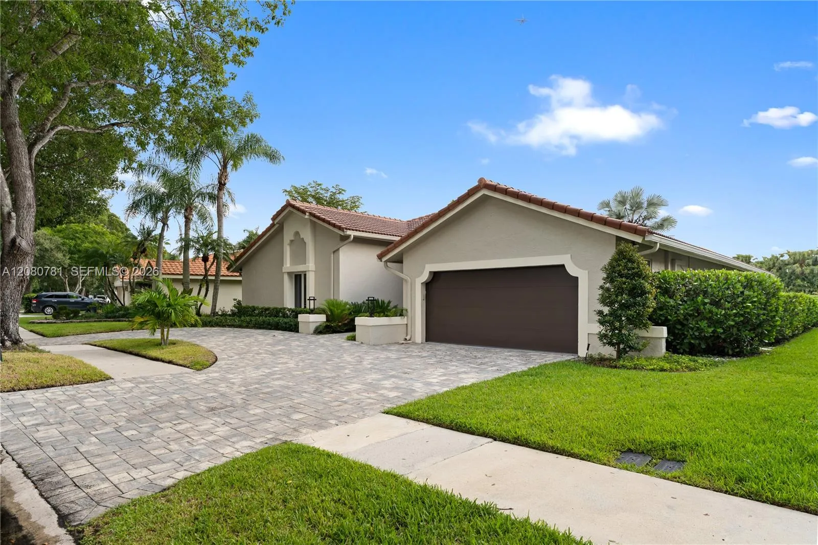 Foto de propiedad en 1900 Lakeshore Drive, Weston, FL 33326 Weston con MLS# 