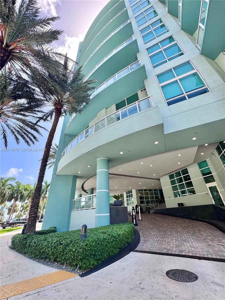 Foto de propiedad en 1900 N Bayshore Drive 1807, Miami, FL 33132 Miami con MLS#