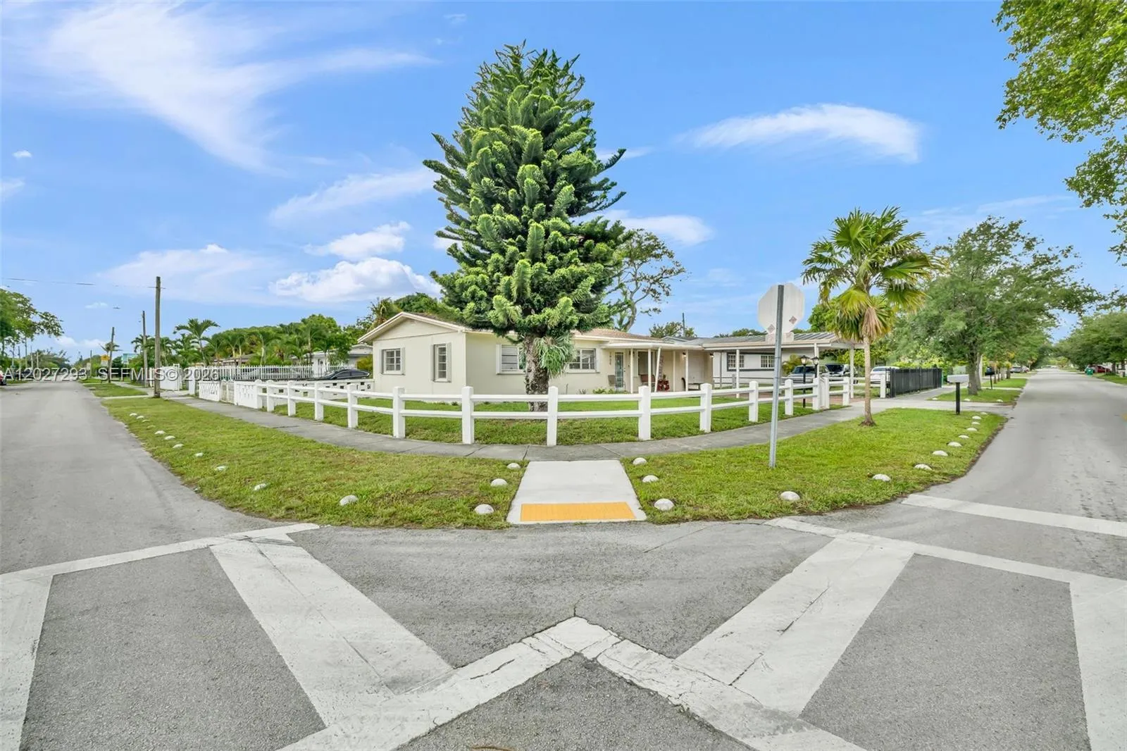 Foto de propiedad en 1900 NW 131st Street, Miami, FL 33167 Miami con MLS# 