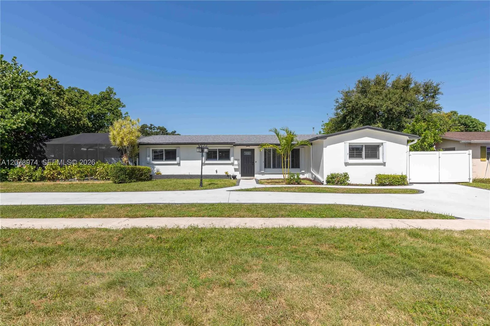 Foto de propiedad en 1900 NW 82nd Terrace, Pembroke Pines, FL 33024 Pembroke Pines con MLS# 