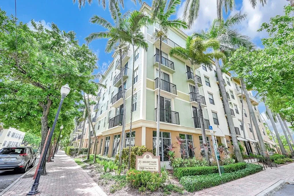 Foto de propiedad en 1900 Van Buren Street 113B, Hollywood, FL 33020 Hollywood con MLS#