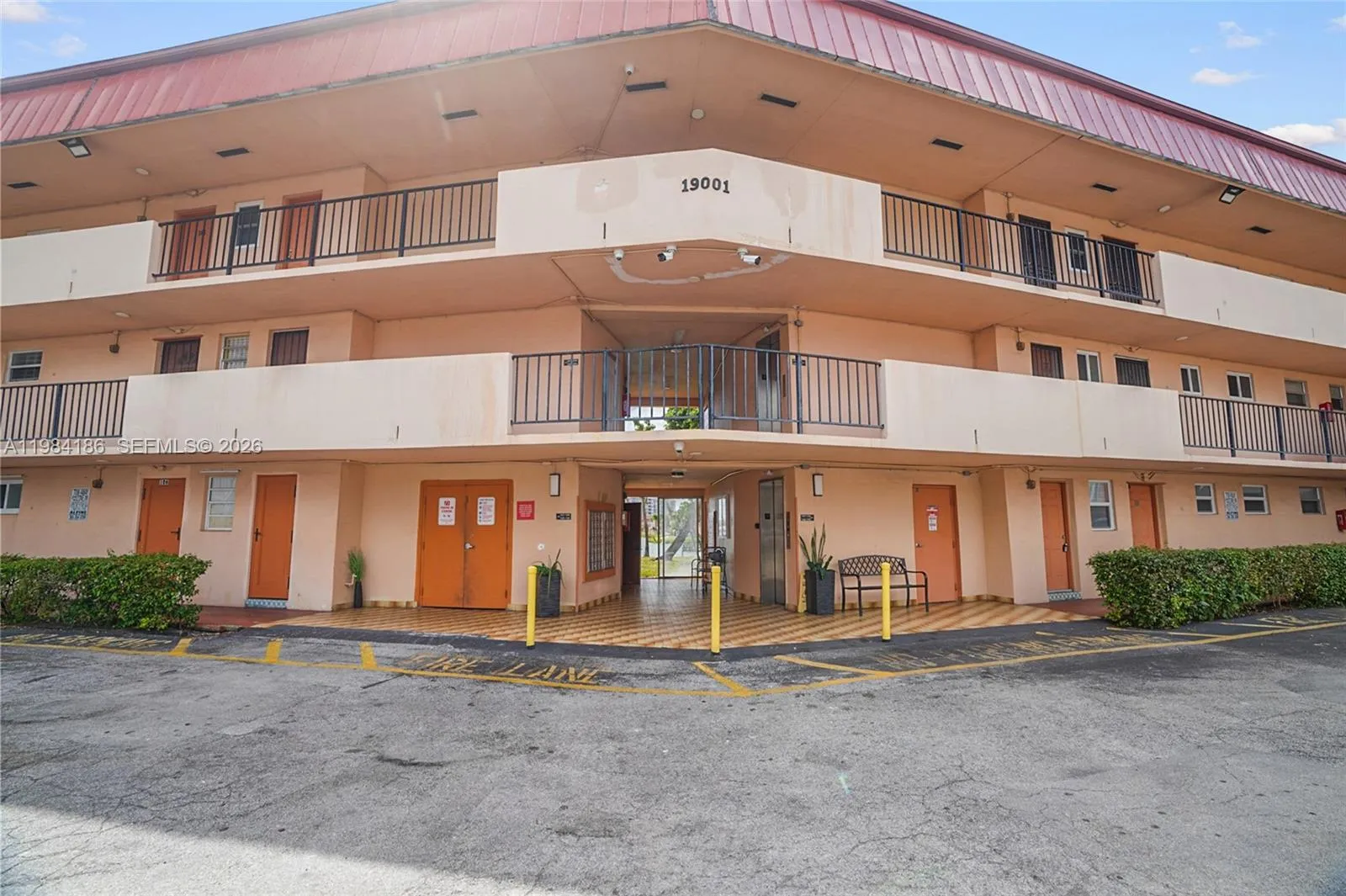 Foto de propiedad en 19001 NE 14th Avenue 221, Miami, FL 33179 Miami con MLS# 