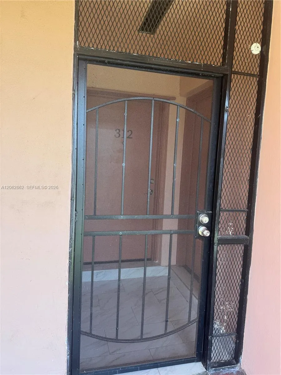 Foto de propiedad en 19001 NE 14th Avenue 312, Miami, FL 33179 Miami con MLS# 