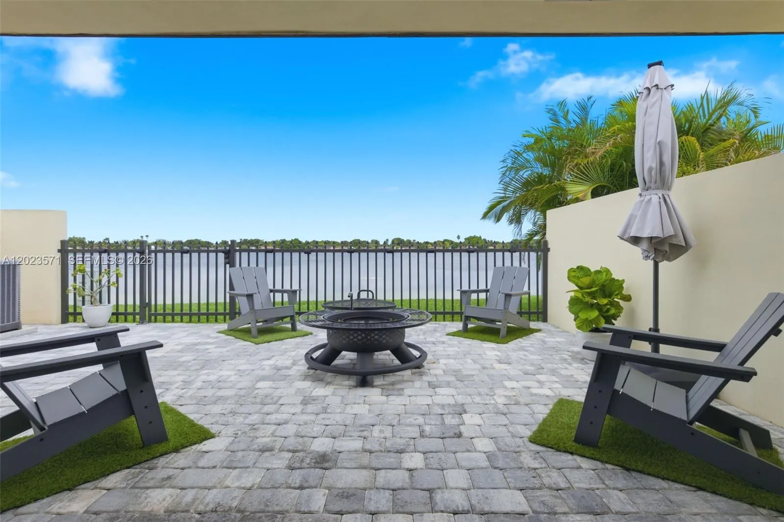 Foto de propiedad en 19009 NW 64th Court, Hialeah, FL 33015 Hialeah con MLS# 