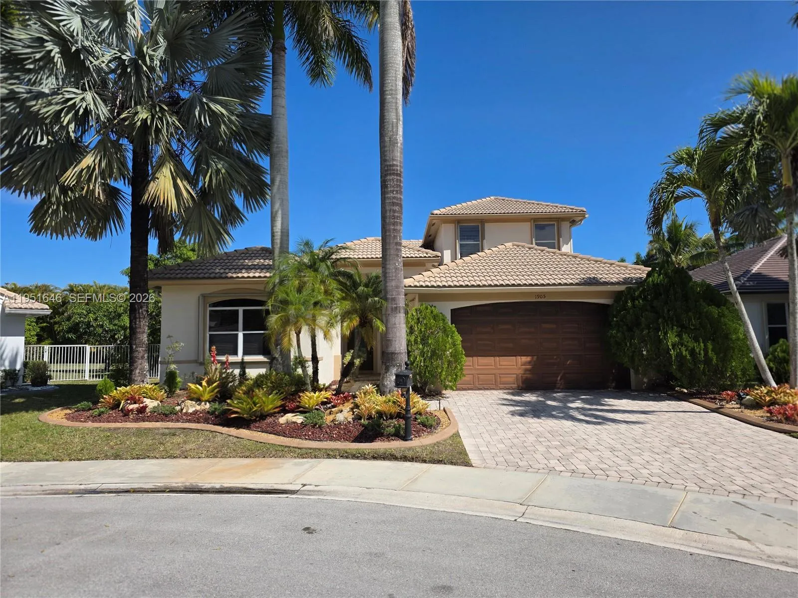 Foto de propiedad en 1905 Harbor View Circle, Weston, FL 33327 Weston con MLS# 