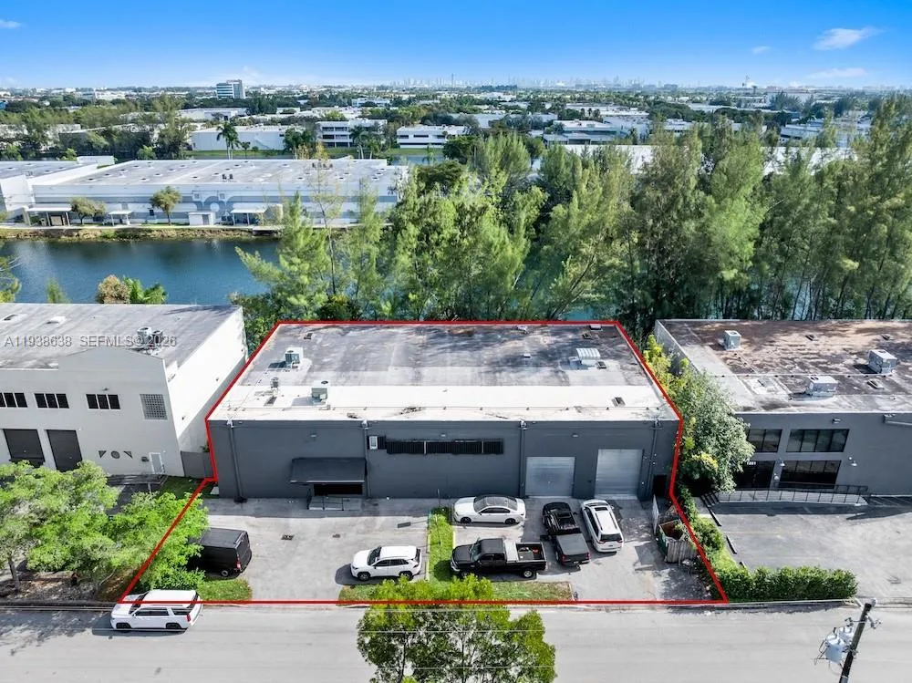 Foto de propiedad en 1905 NW 93rd Avenue, Doral, FL 33172 Doral con MLS# 