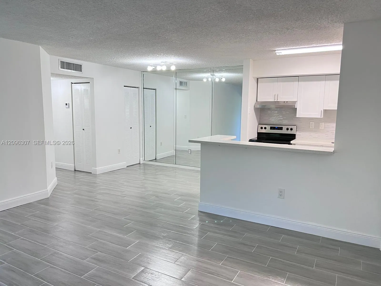 En Renta 19055 NW 62nd Avenue 111, Hialeah, FL 33015, Hialeah, FL 33015