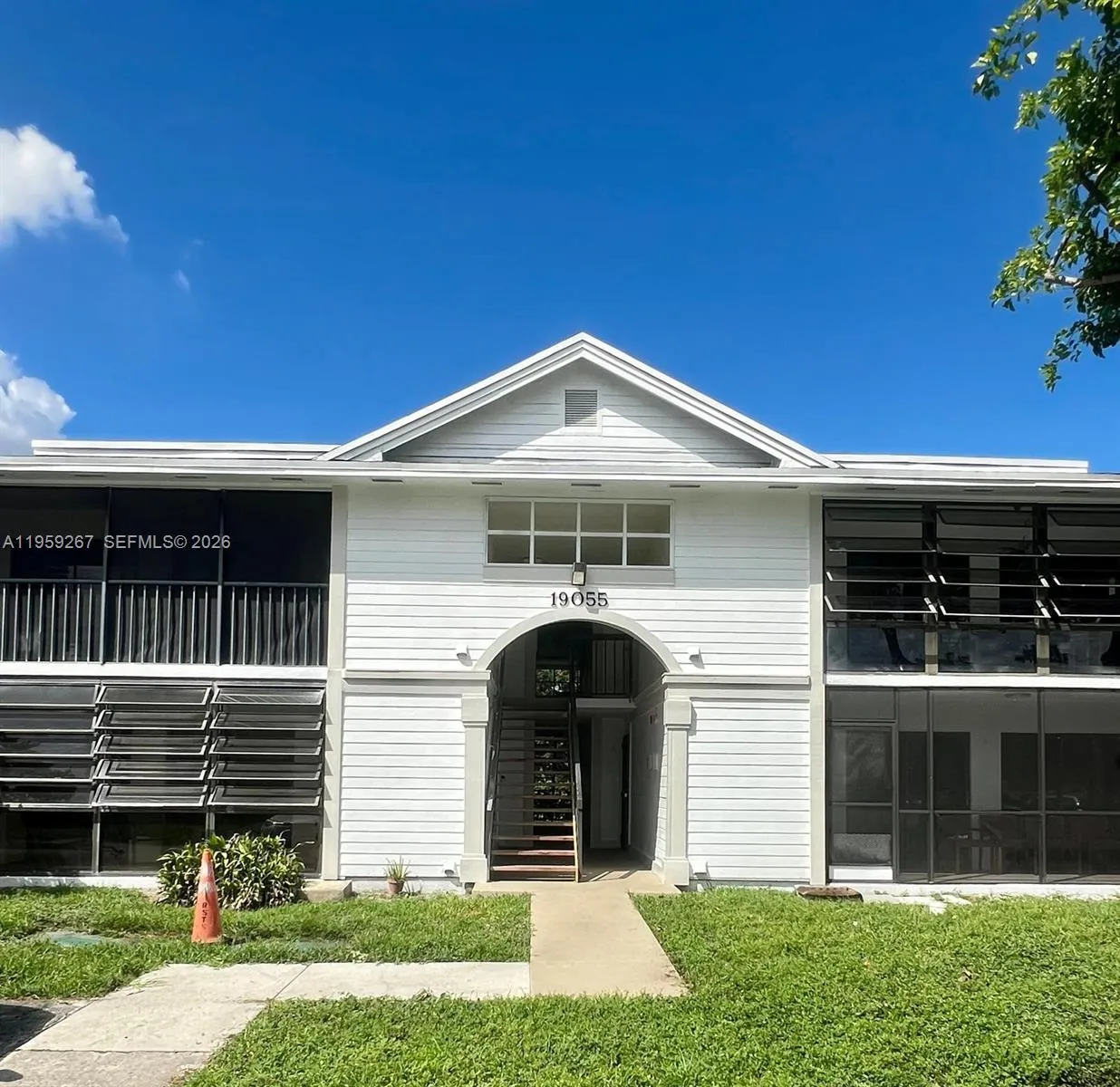 Foto de propiedad en 19055 NW 62nd Avenue, Hialeah, FL 33015 Hialeah con MLS# 
