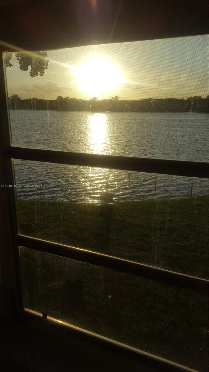 Foto de propiedad en 19080 NE 3rd Court 318, Miami, FL 33179 Miami con MLS# 