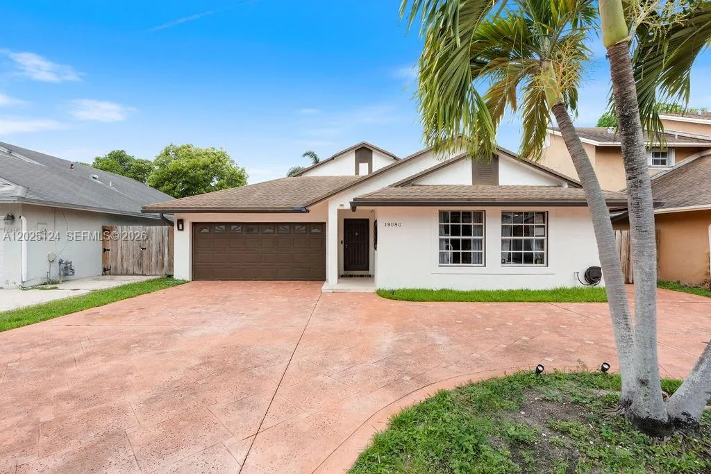 Foto de propiedad en 19080 NW 77th Court, Hialeah, FL 33015 Hialeah con MLS# 