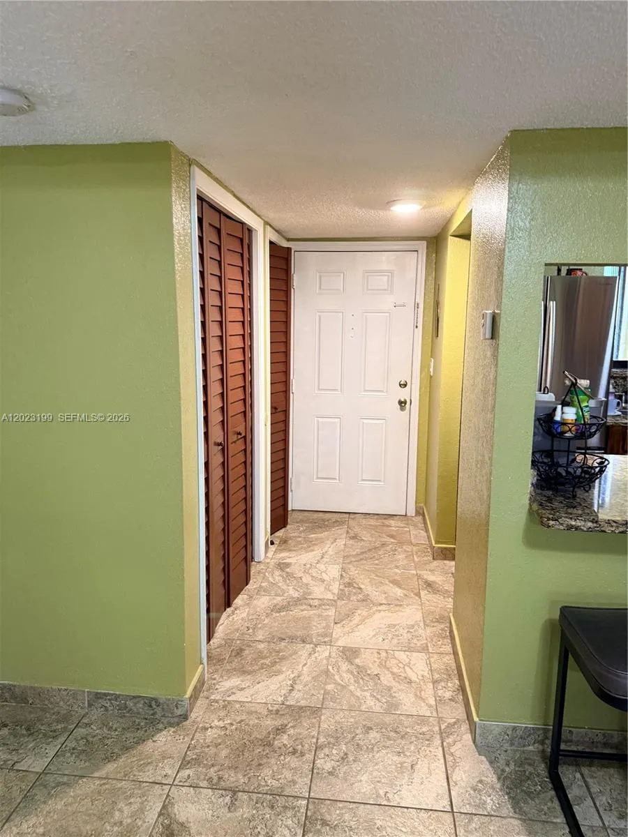 Foto de propiedad en 191 Lakeview Drive 103, Weston, FL 33326 Weston con MLS# 