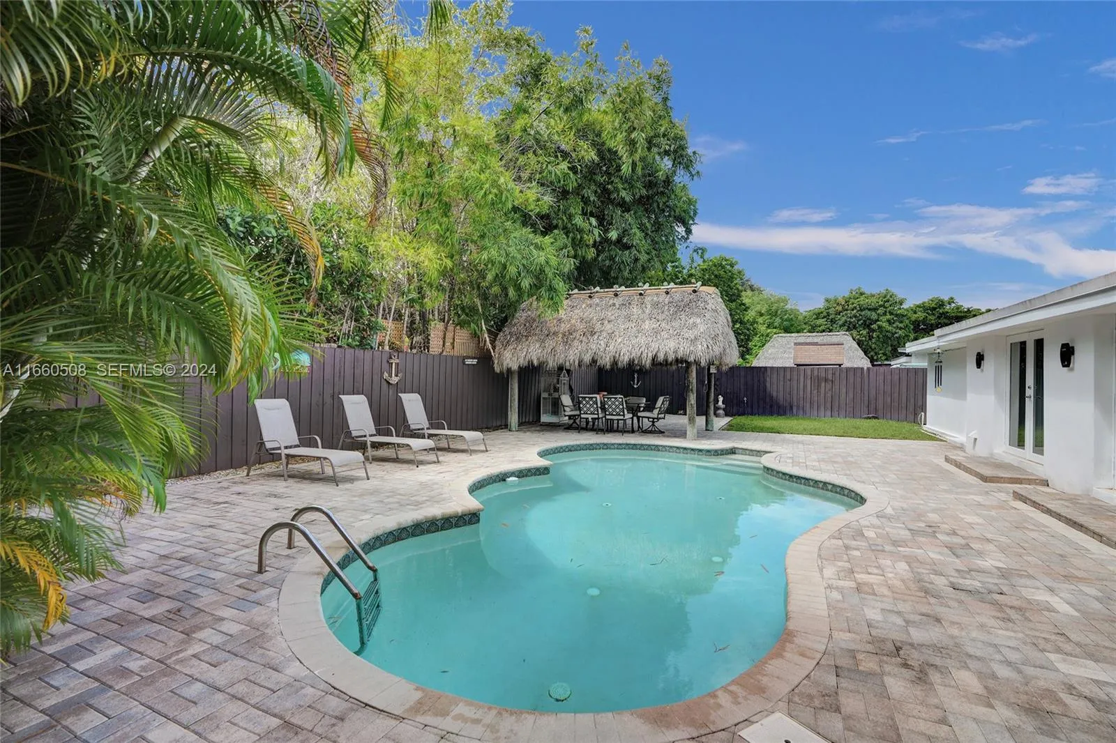 Foto de propiedad en 1910 N Hibiscus Drive, North Miami, FL 33181 North Miami con MLS# 