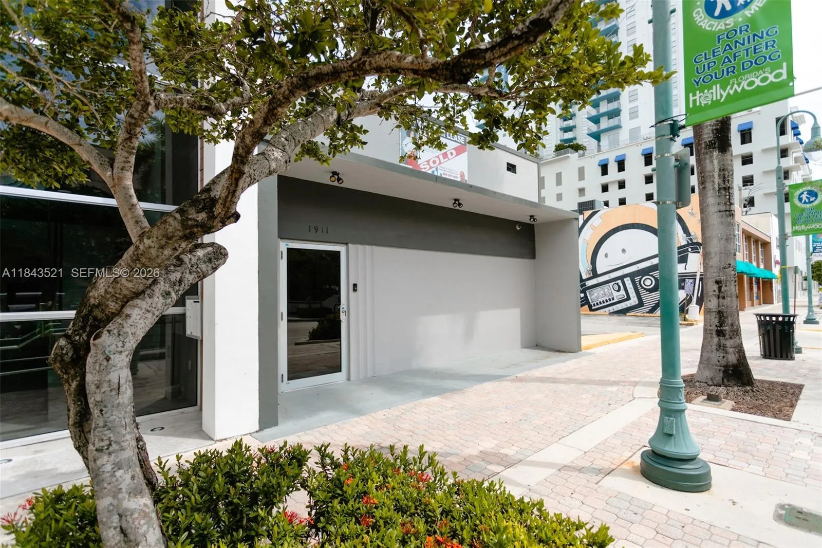 Foto de propiedad en 1911 Harrison Street Combined Suites 2,3,7, Hollywood, FL 33020 Hollywood con MLS# 