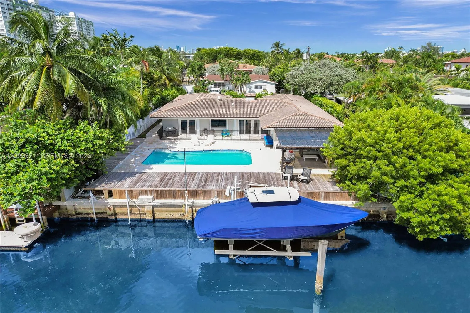 Foto de propiedad en 1912 NE 119th Road 0, North Miami, FL 33181 North Miami con MLS# 