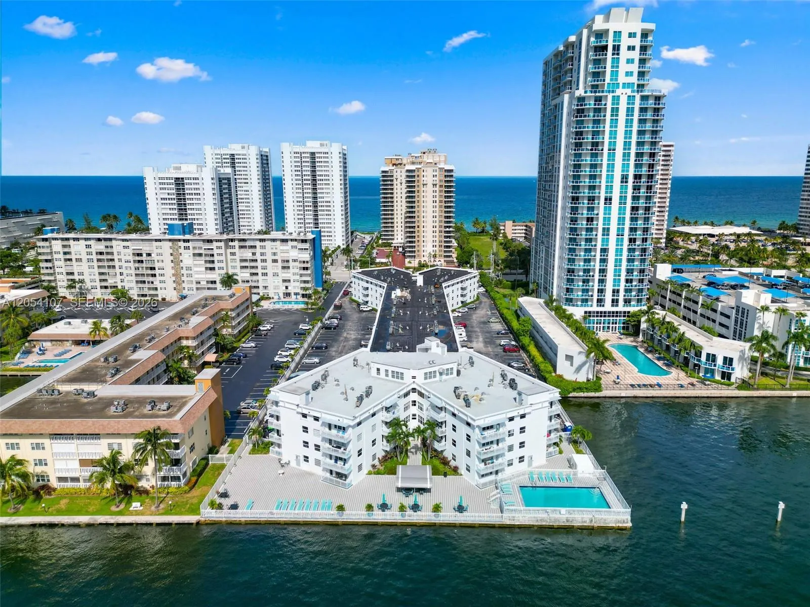 Foto de propiedad en 1913 S Ocean Drive 208, Hallandale Beach, FL 33009 Hallandale Beach con MLS# 