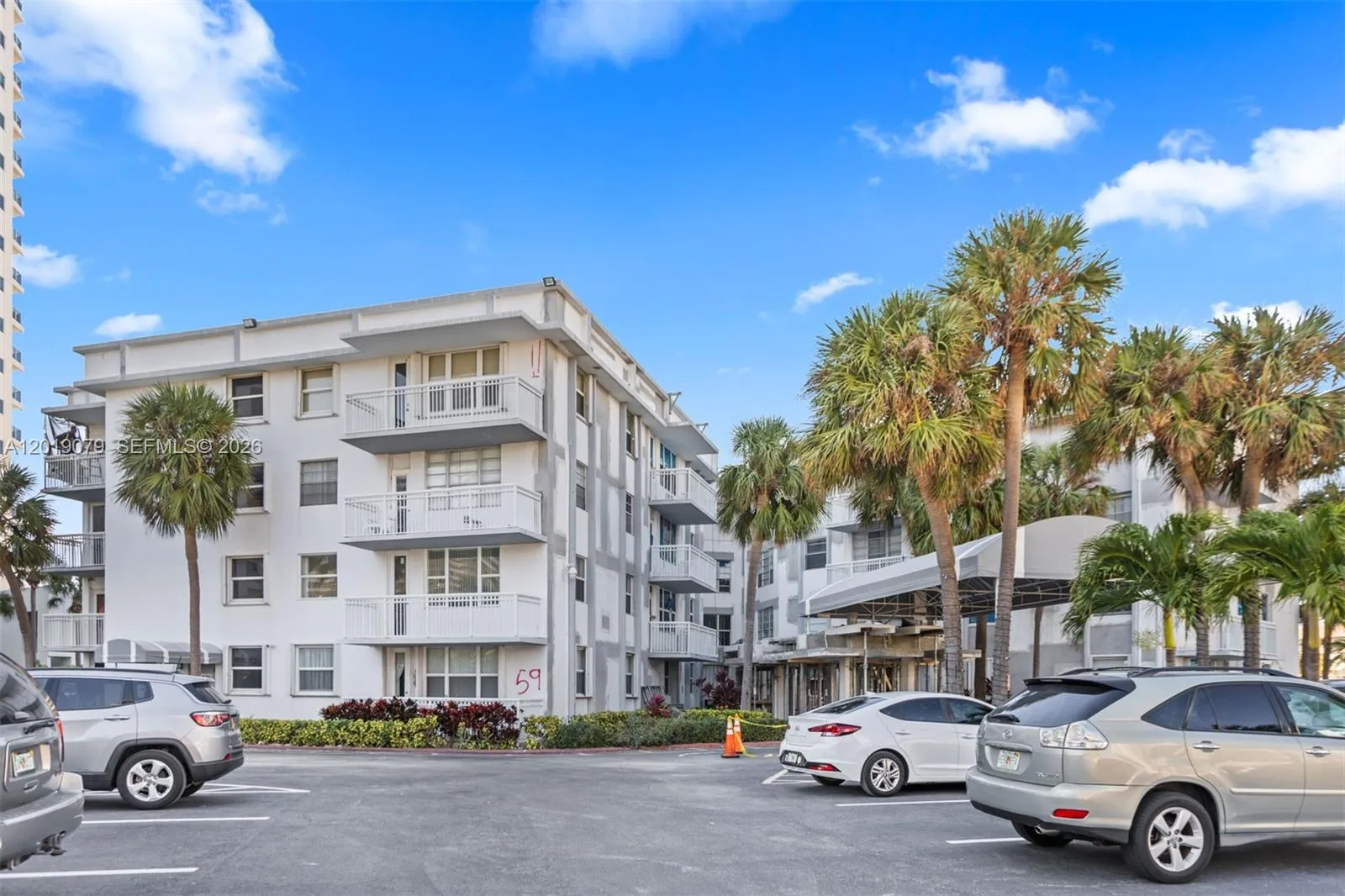 Foto de propiedad en 1913 S Ocean Drive 212, Hallandale Beach, FL 33009 Hallandale Beach con MLS# 