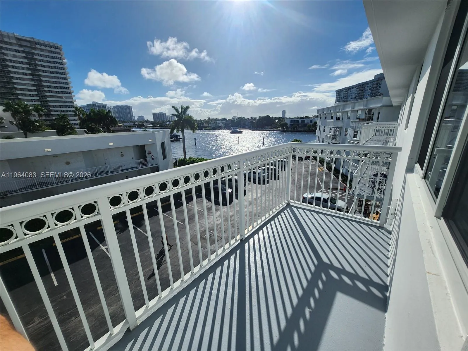 Foto de propiedad en 1913 S Ocean Drive 423, Hallandale Beach, FL 33009 Hallandale Beach con MLS# 