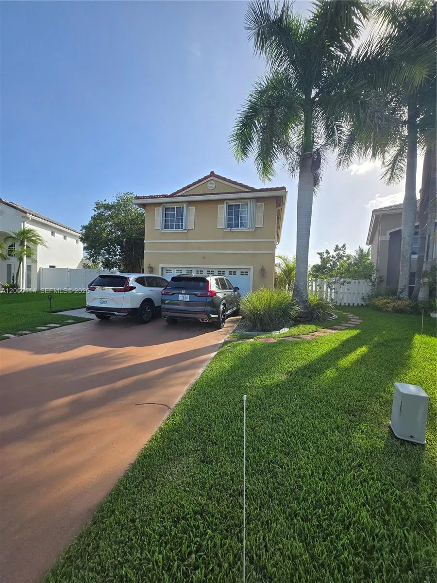 Foto de propiedad en 19130 NW 10th Street, Pembroke Pines, FL 33029 Pembroke Pines con MLS# 