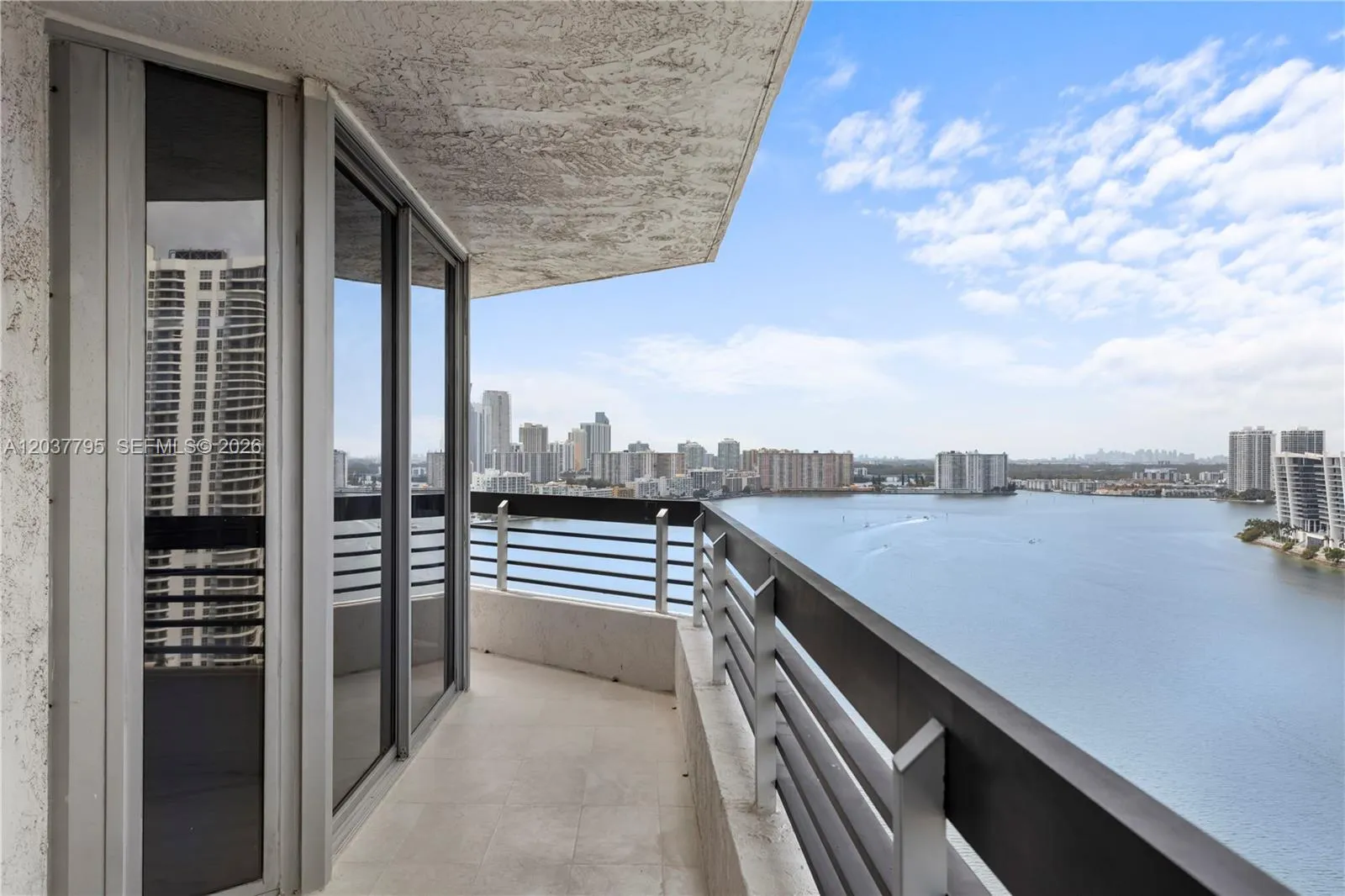 Foto de propiedad en 19195 NE 36th Court 2301, Aventura, FL 33180 Aventura con MLS# 