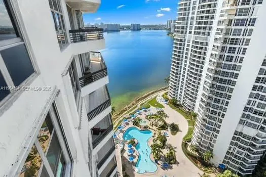 Foto de propiedad en 19195 NE 36th Court 2302, Aventura, FL 33180 Aventura con MLS# 