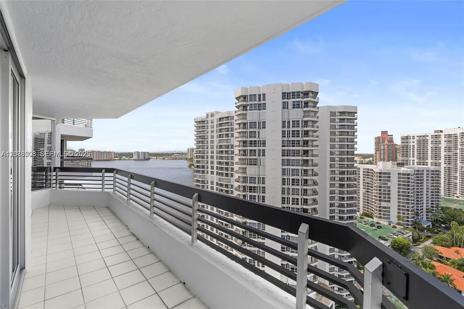 Foto de propiedad en 19195 NE 36th Court 2502, Aventura, FL 33180 Aventura con MLS# 