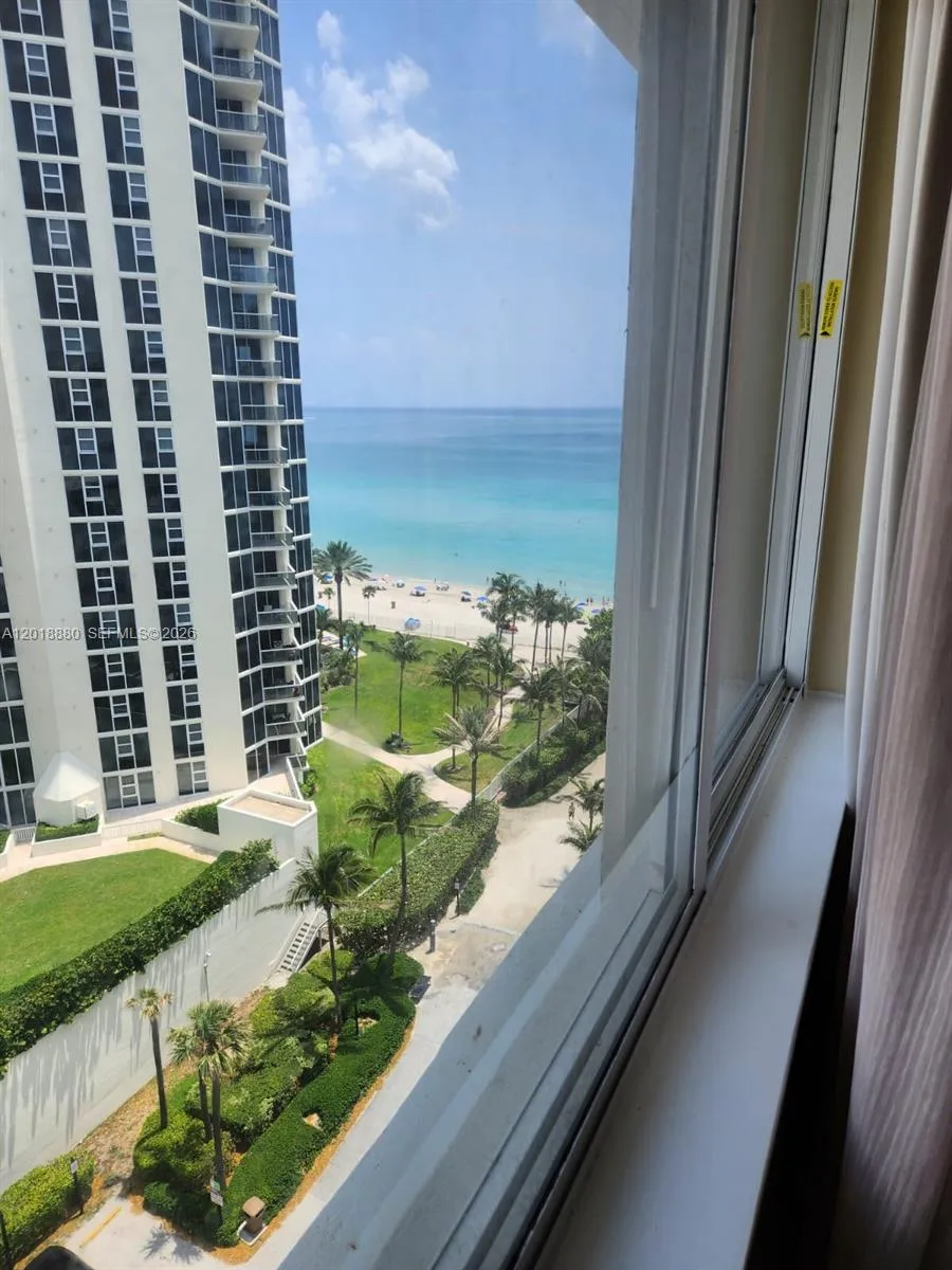 Foto de propiedad en 19201 Collins Avenue 1028, Sunny Isles Beach, FL 33160 Sunny Isles Beach con MLS# 