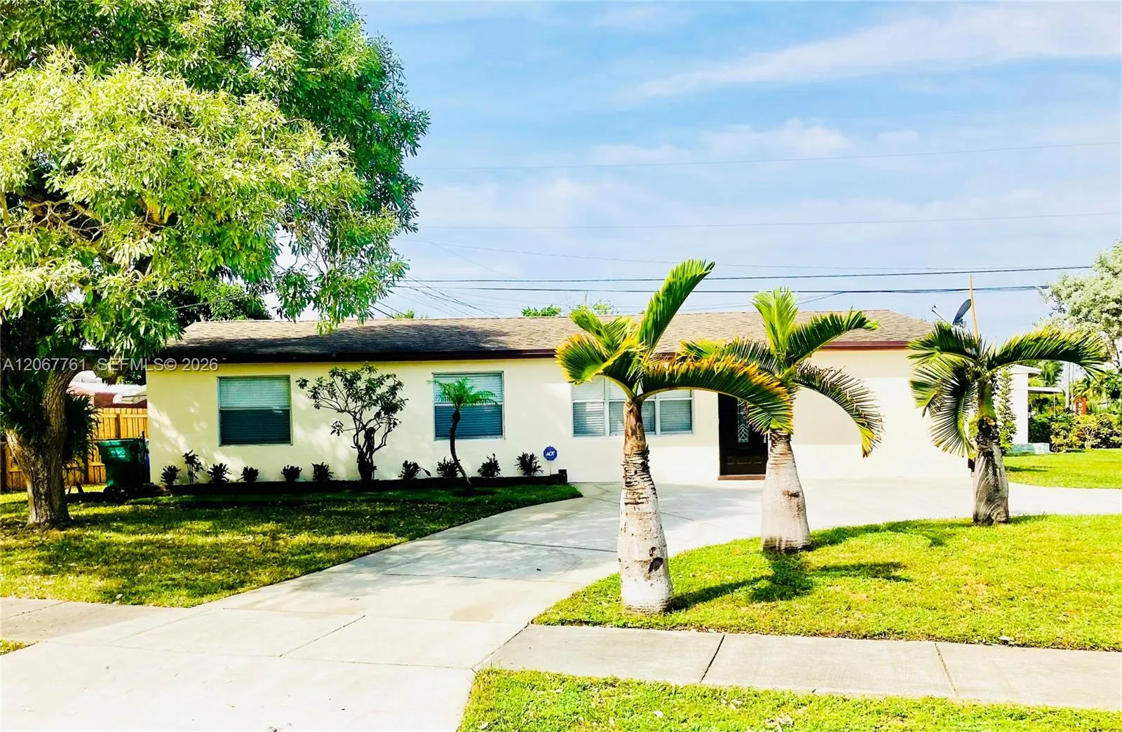 Foto de propiedad en 1921 SW 48th Avenue, Fort Lauderdale, FL 33317 Fort Lauderdale con MLS# 