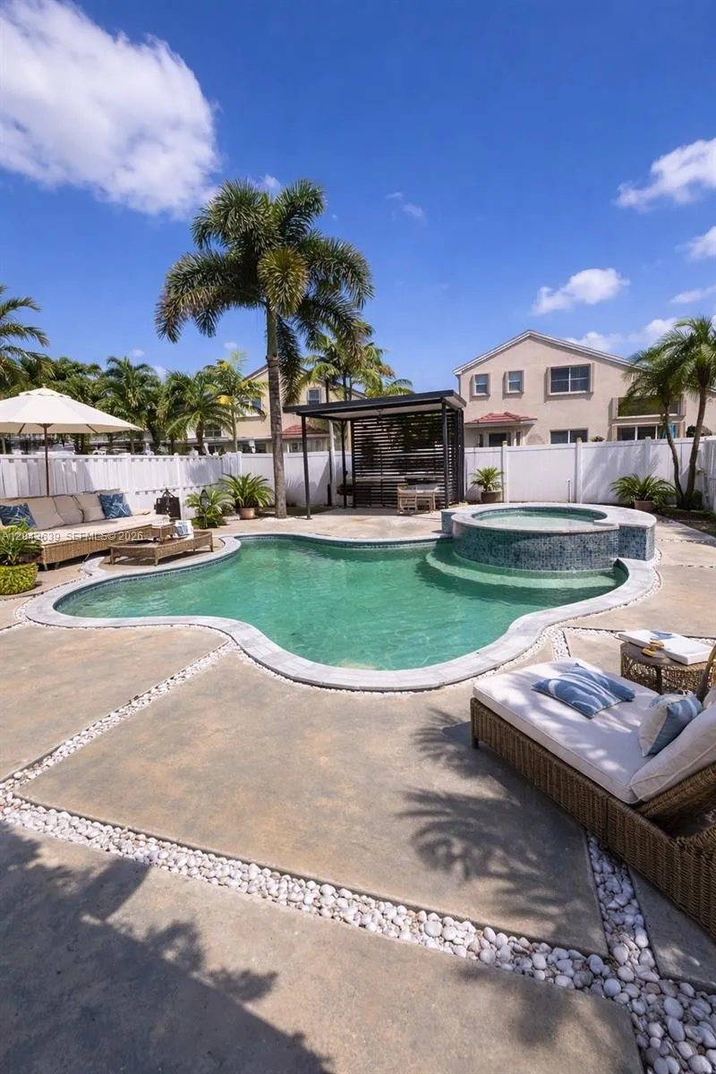 Foto de propiedad en 19227 NW 22nd Street, Pembroke Pines, FL 33029 Pembroke Pines con MLS# 