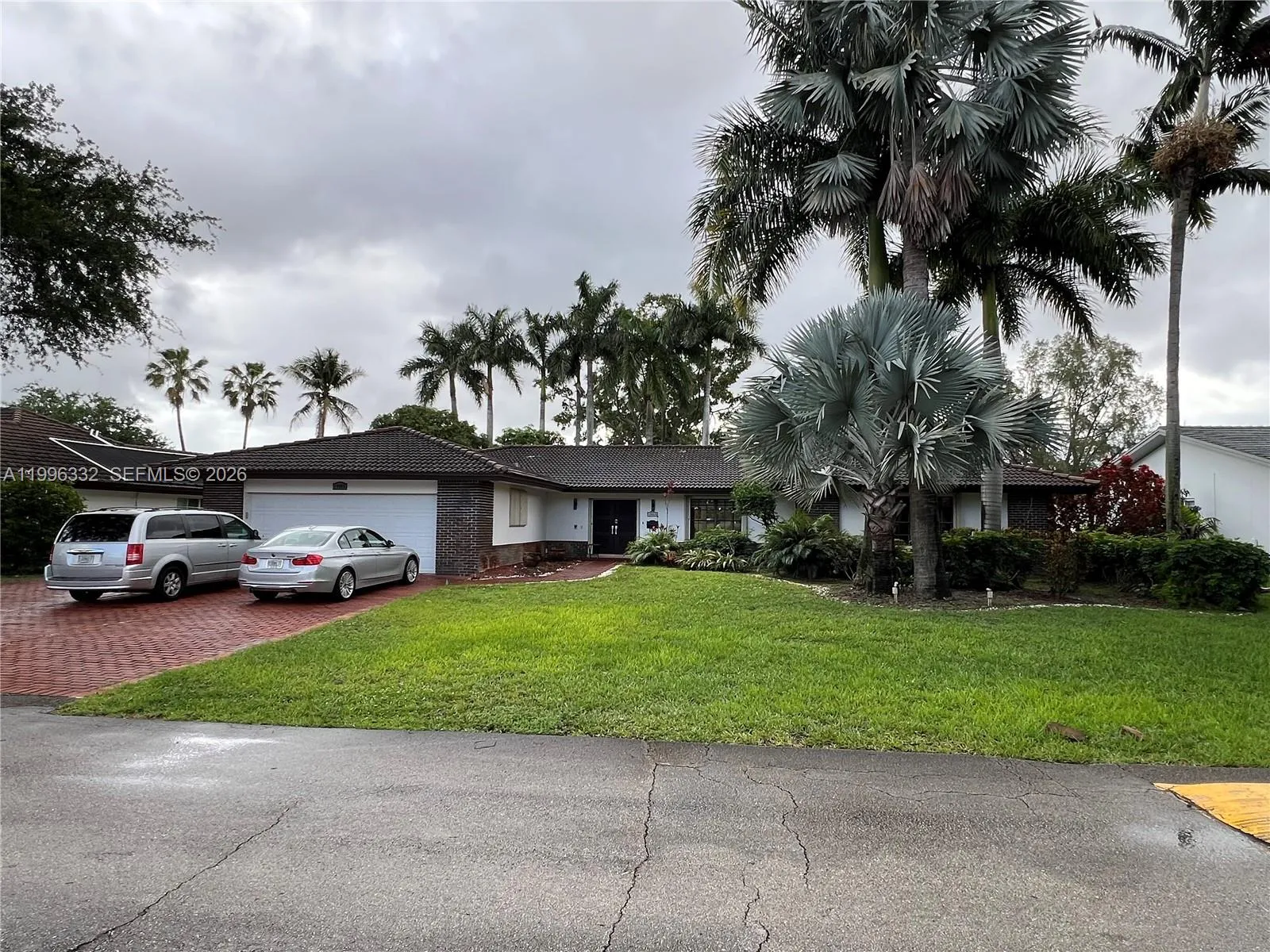 Foto de propiedad en 19265 E Saint Andrews Drive, Hialeah, FL 33015 Hialeah con MLS# 
