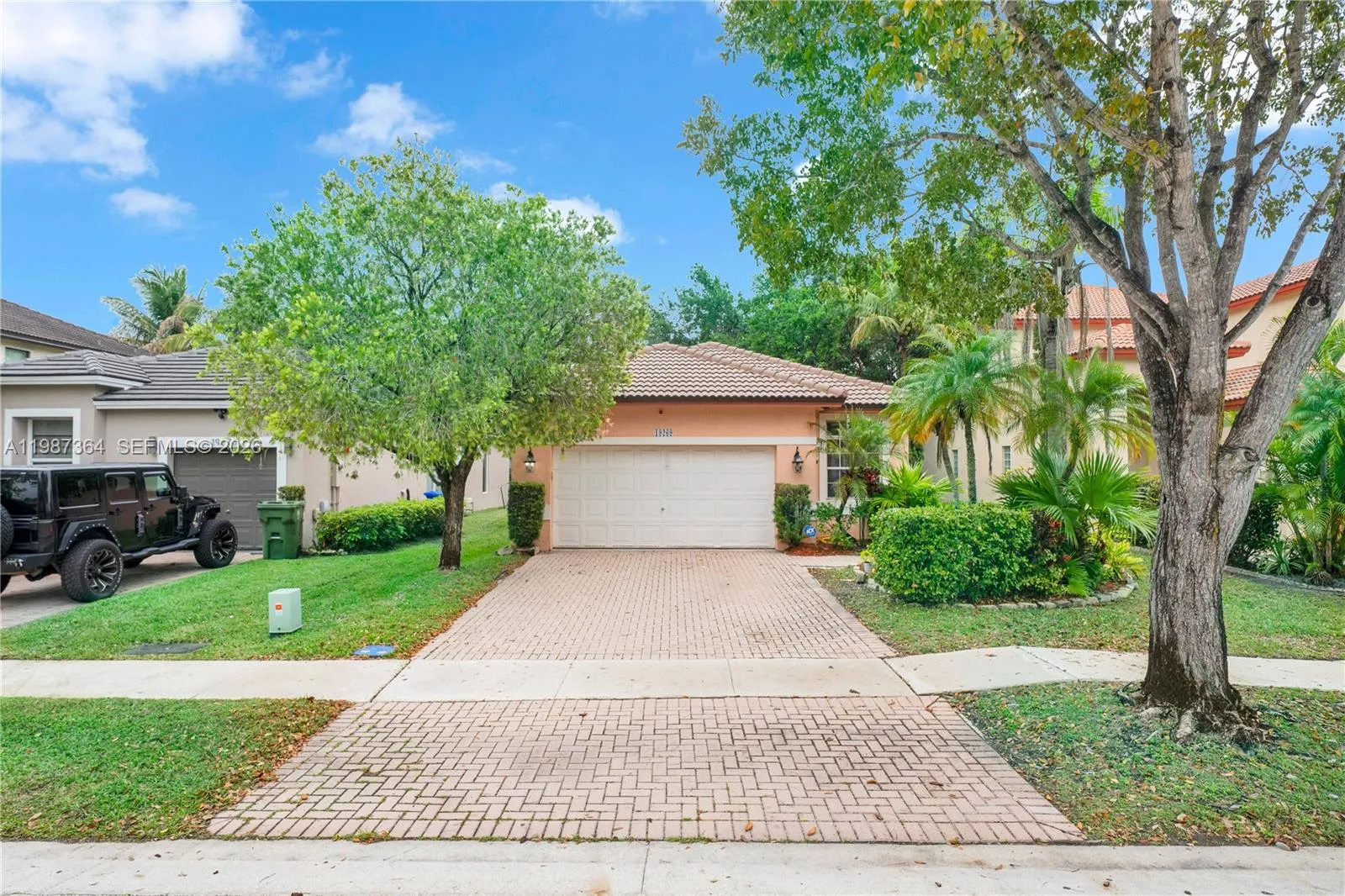 Foto de propiedad en 19269 NW 14th Street, Pembroke Pines, FL 33029 Pembroke Pines con MLS# 