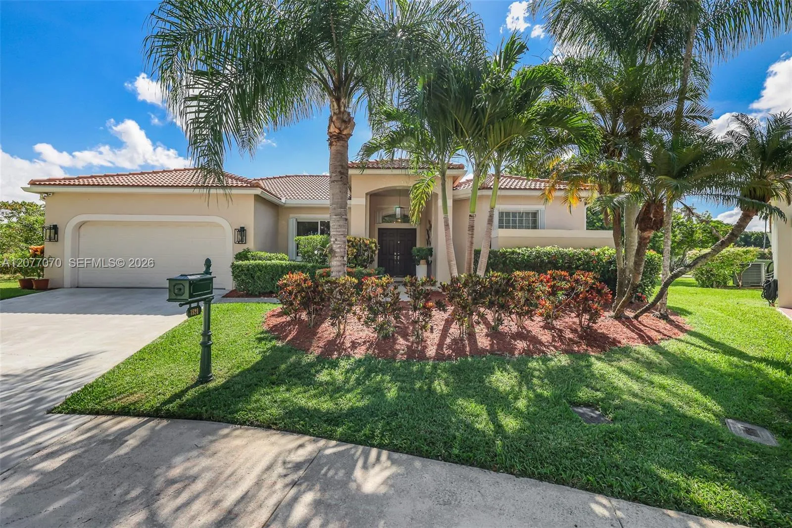 Foto de propiedad en 1928 Water Ridge Drive, Weston, FL 33326 Weston con MLS# 