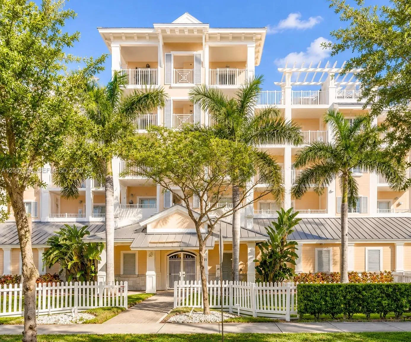 Foto de propiedad en 1931 NE 2nd Street 405, Deerfield Beach, FL 33441 Deerfield Beach con MLS# 