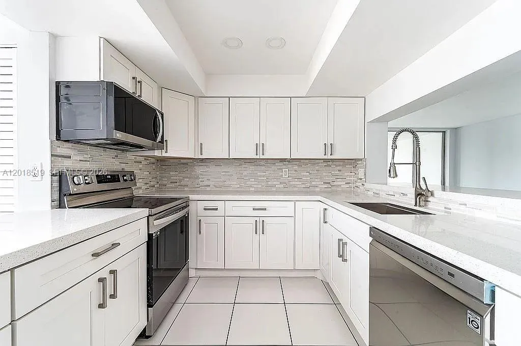 Foto de propiedad en 1931 Sabal Palm Drive 301, Davie, FL 33324 Davie con MLS# 