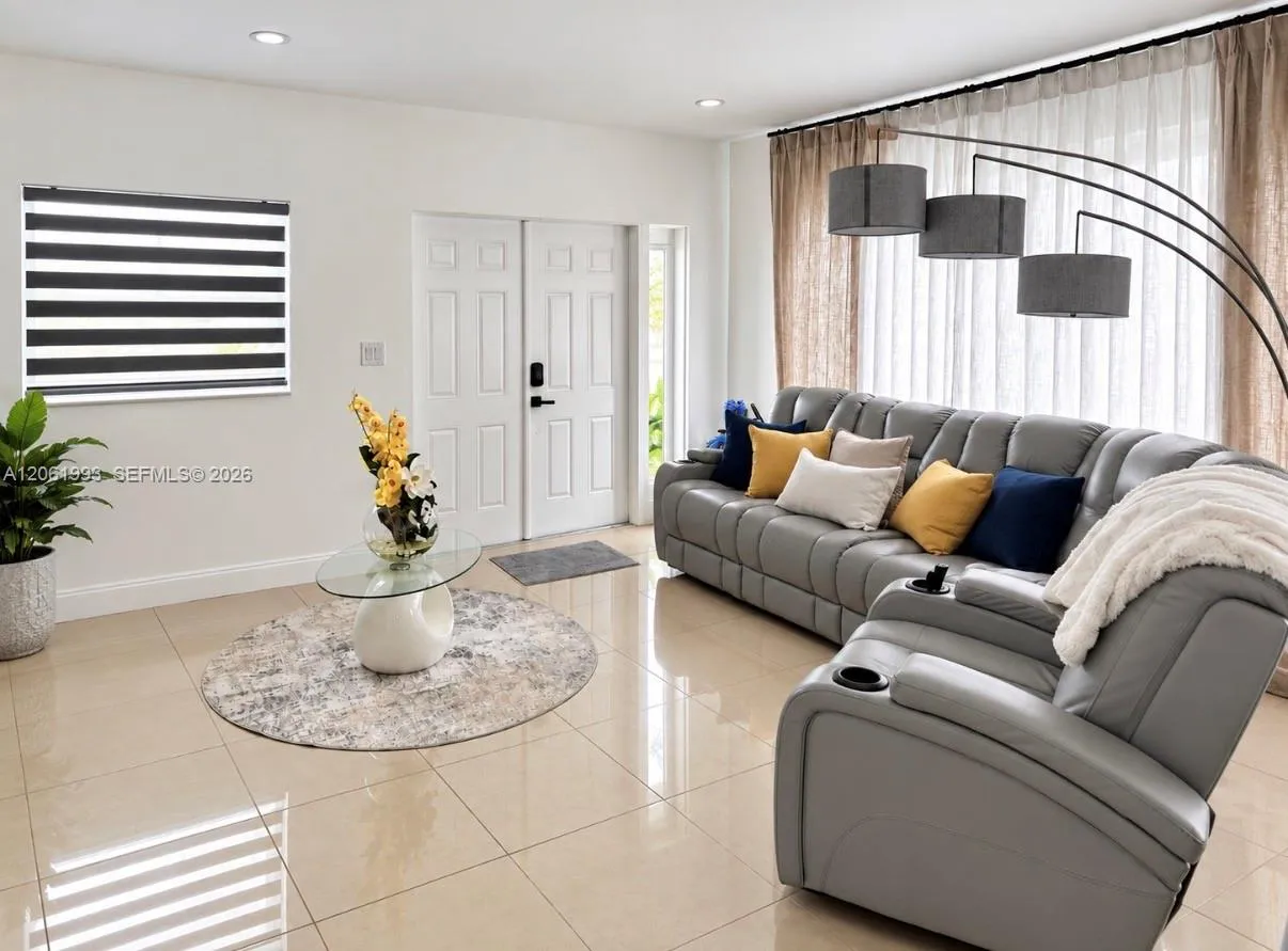 Foto de propiedad en 19324 SW 120th Avenue, Miami, FL 33177 Miami con MLS# 