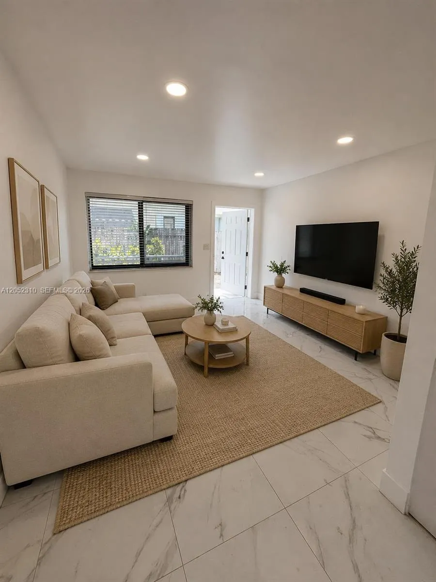 Foto de propiedad en 1933 Washington Street 1935, Hollywood, FL 33020 Hollywood con MLS# 