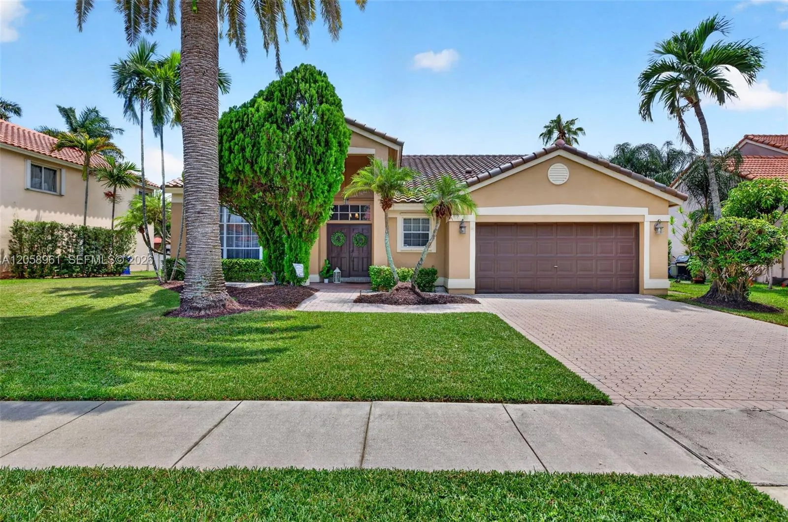Foto de propiedad en 19352 NW 11th Street, Pembroke Pines, FL 33029 Pembroke Pines con MLS# 