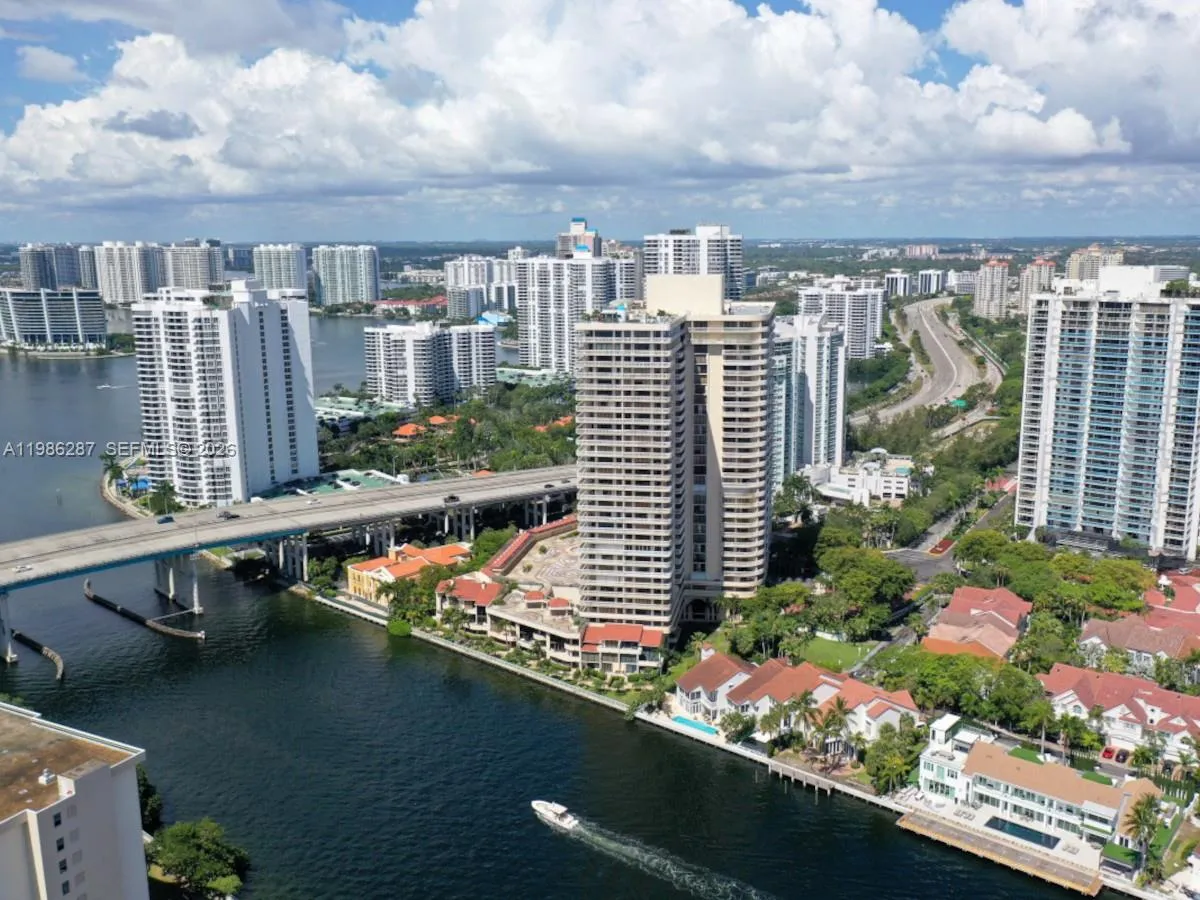 Foto de propiedad en 19355 Turnberry Way 2E, Aventura, FL 33180 Aventura con MLS# 