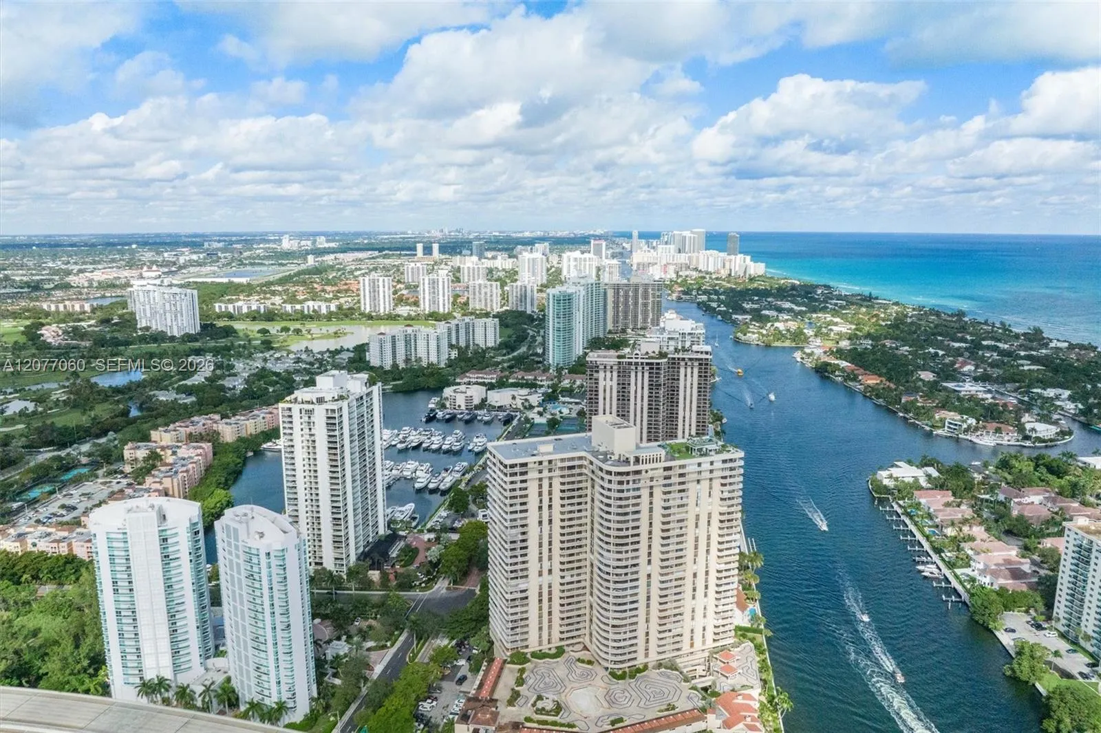 Foto de propiedad en 19355 Turnberry Way 8B, Aventura, FL 33180 Aventura con MLS# 