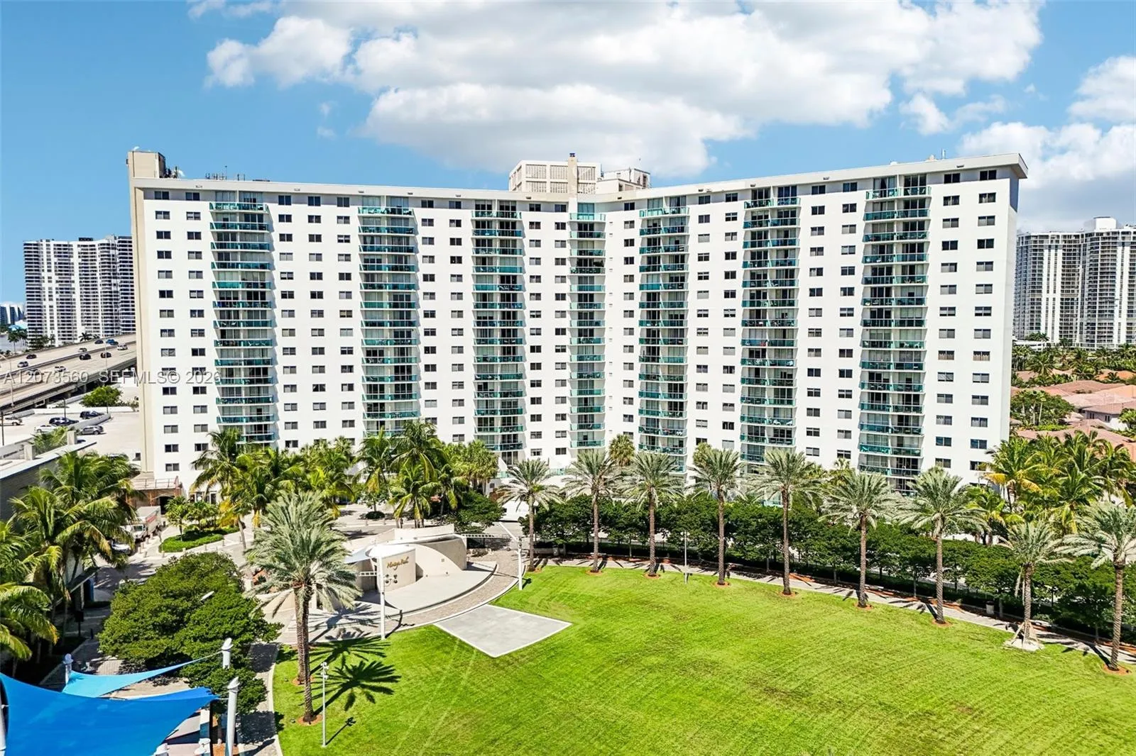 Foto de propiedad en 19370 Collins Avenue 1120, Sunny Isles Beach, FL 33160 Sunny Isles Beach con MLS# 