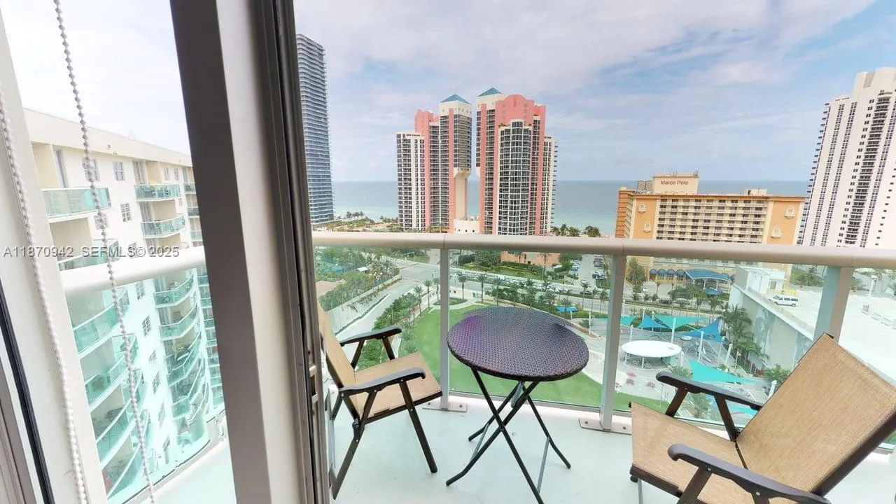 Foto de propiedad en 19370 Collins Avenue PH-11, Sunny Isles Beach, FL 33160 Sunny Isles Beach con MLS# 