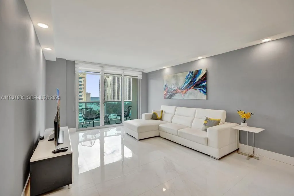 Foto de propiedad en 19380 Collins Avenue 1104, Sunny Isles Beach, FL 33160 Sunny Isles Beach con MLS# 