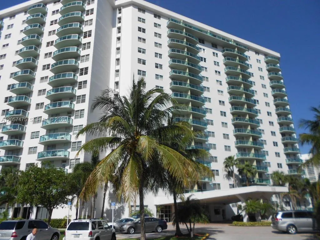 Foto de propiedad en 19380 Collins Avenue 222, Sunny Isles Beach, FL 33160 Sunny Isles Beach con MLS# 