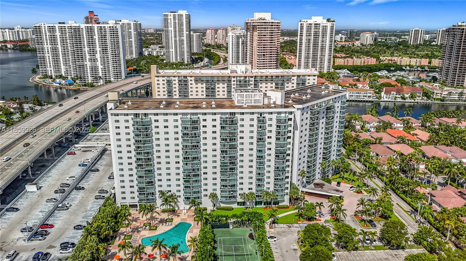 Foto de propiedad en 19380 Collins Avenue 308, Sunny Isles Beach, FL 33160 Sunny Isles Beach con MLS# 