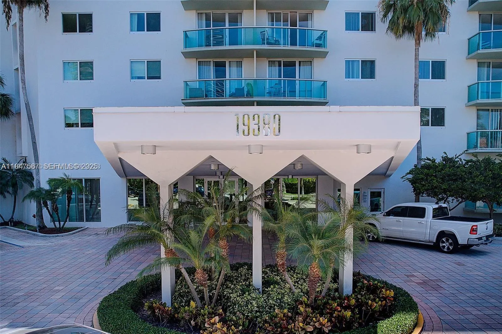 Foto de propiedad en 19380 Collins Avenue 802, Sunny Isles Beach, FL 33160 Sunny Isles Beach con MLS# 