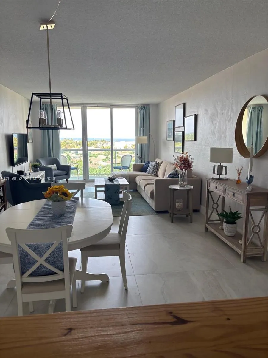 Foto de propiedad en 19380 Collins Avenue 818, Sunny Isles Beach, FL 33160 Sunny Isles Beach con MLS# 
