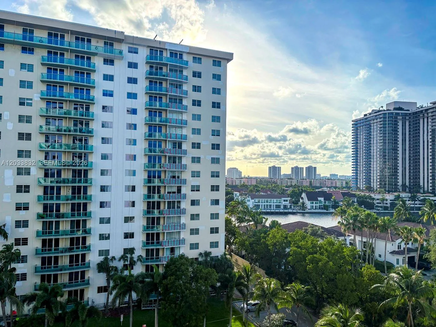Foto de propiedad en 19380 Collins Avenue 827, Sunny Isles Beach, FL 33160 Sunny Isles Beach con MLS# 
