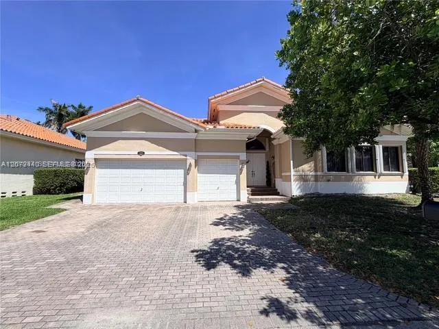 Foto de propiedad en 19385 SW 79th Court, Cutler Bay, FL 33157 Cutler Bay con MLS# 