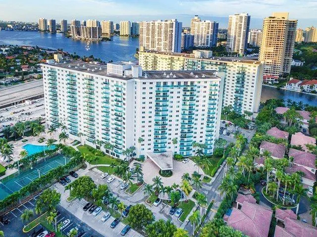 Foto de propiedad en 19390 Collins Avenue 1623, Sunny Isles Beach, FL 33160 Sunny Isles Beach con MLS# 
