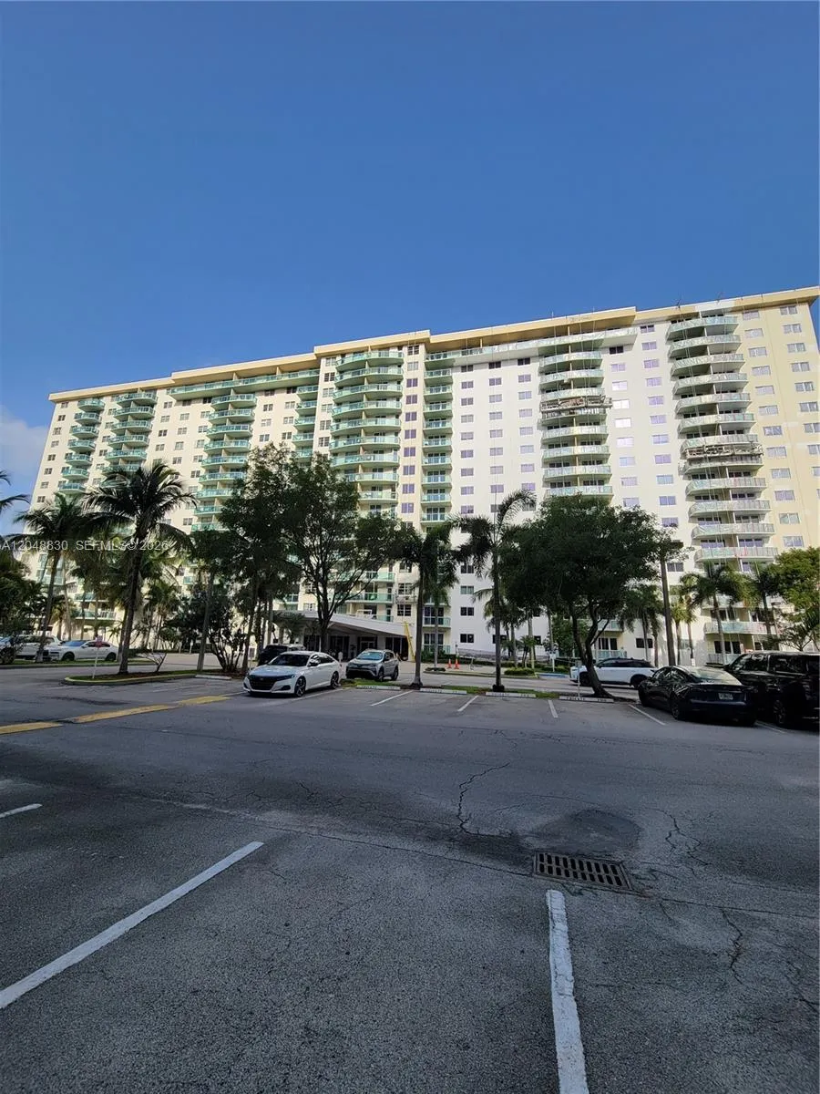 Foto de propiedad en 19390 Collins Avenue 220, Sunny Isles Beach, FL 33160 Sunny Isles Beach con MLS# 